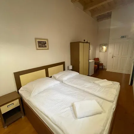 Cosmopolitan* Hostel