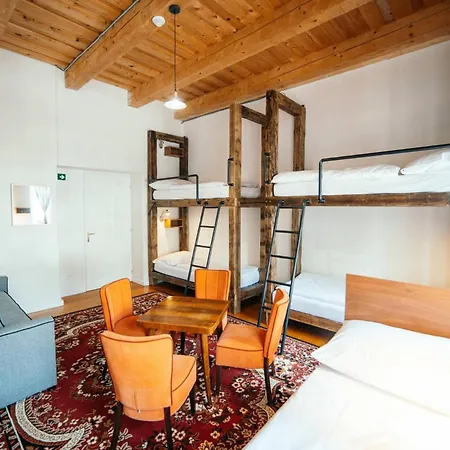 Cosmopolitan* Hostel *