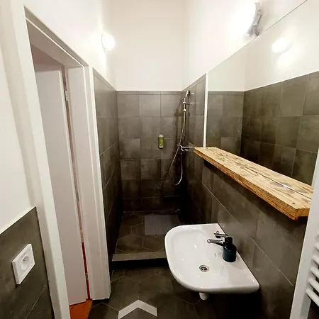 Cosmopolitan* Hostel *