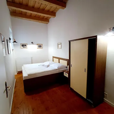 Cosmopolitan* 旅馆 *