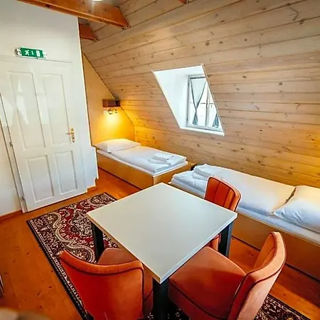 Cosmopolitan* Auberge de jeunesse Banská Štiavnica