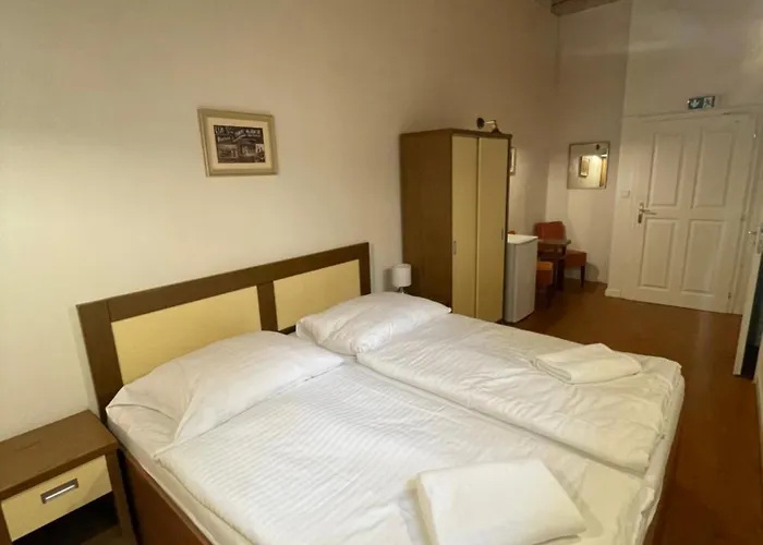 Cosmopolitan* Albergue