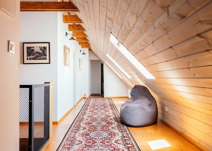 Cosmopolitan* Albergue