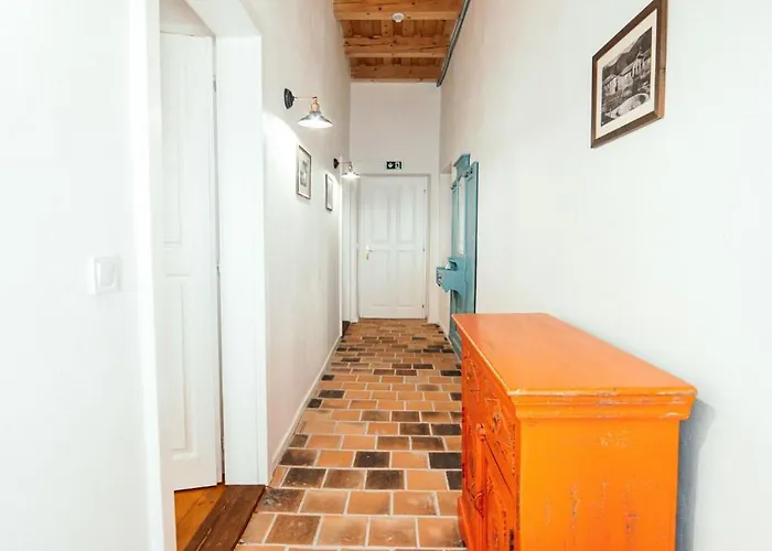 Cosmopolitan* Albergue