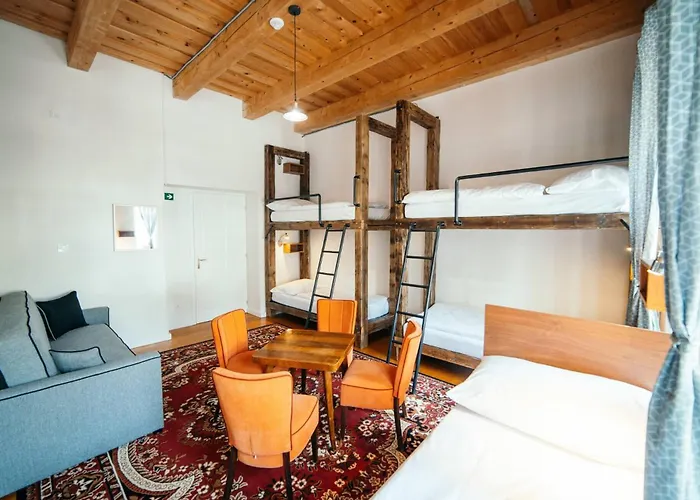 Cosmopolitan* 旅馆 *