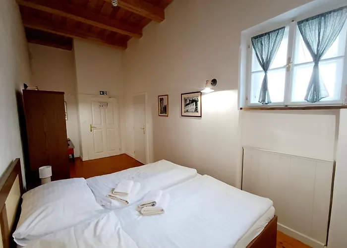 Cosmopolitan* Albergue