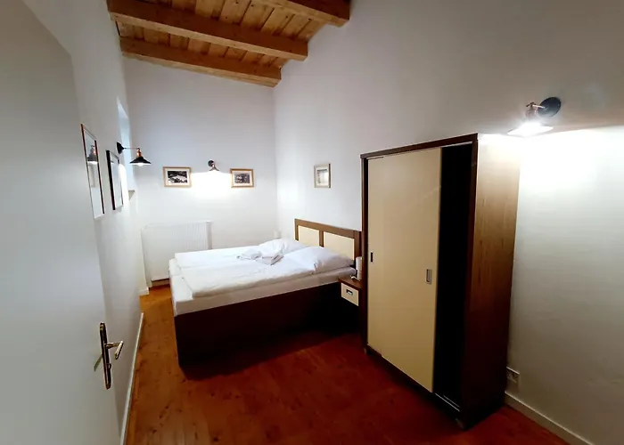 Cosmopolitan* Albergue *